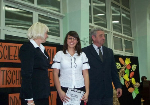 Od lewej dyrektor szkoły Jolanta Swiryd, Kazimierz Tischner oraz Aleksandra Rybińska zdobywczyni II miejsca